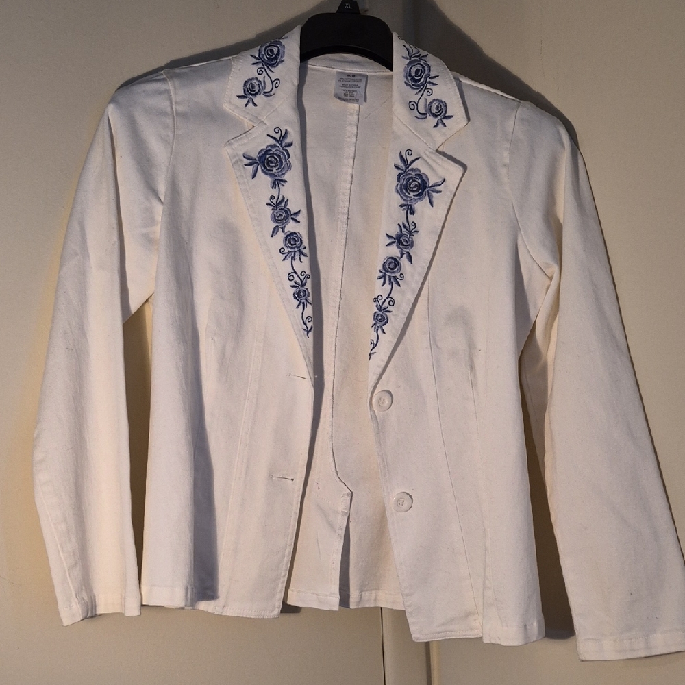 Elegant White Blazer with Blue Embroidery